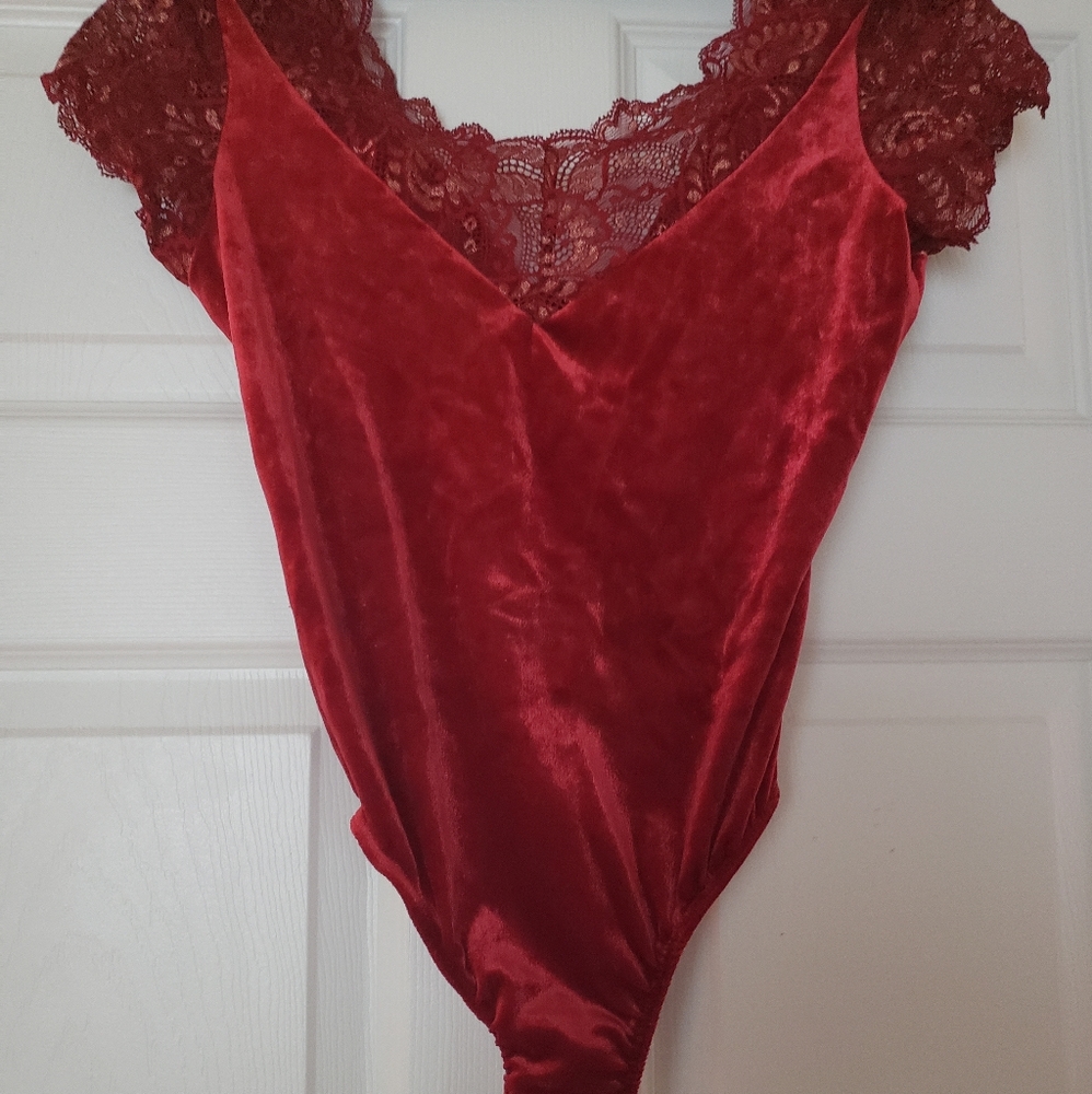 Short sleeve lace trimmed neckline bodysuit